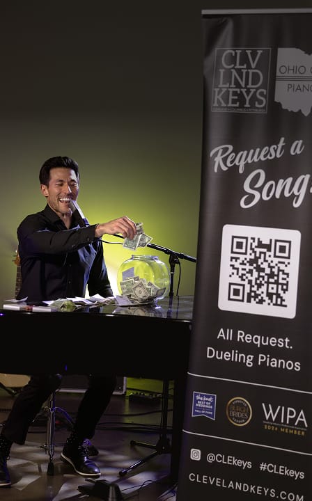 piano player putting money into jar